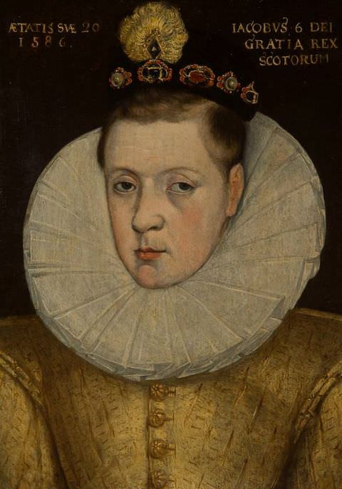 Painting. A portrait of a young man seen from head to shoulder, facing us with a serious expression. A stiff white collar encircles his neck while he wears a shiny gold jacket and a dark crown on his head, decorated with pearls and jewels.